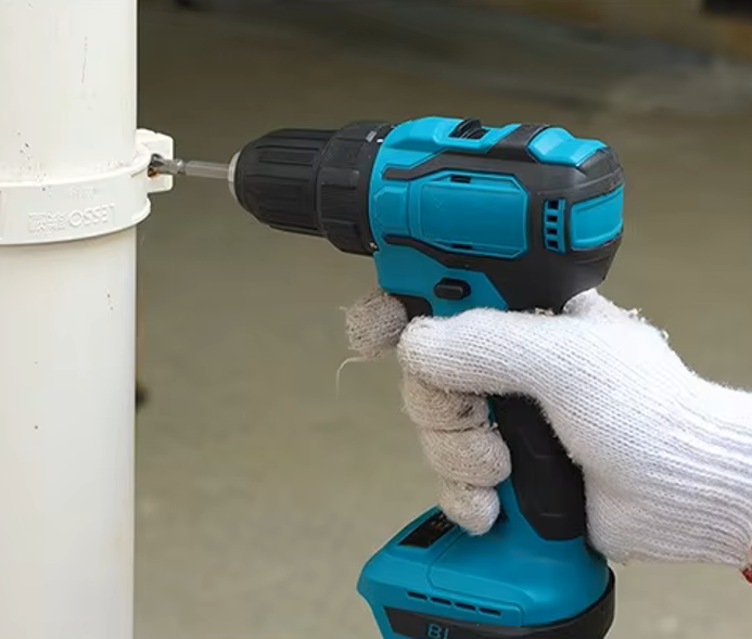 Electric drill is tightening screws