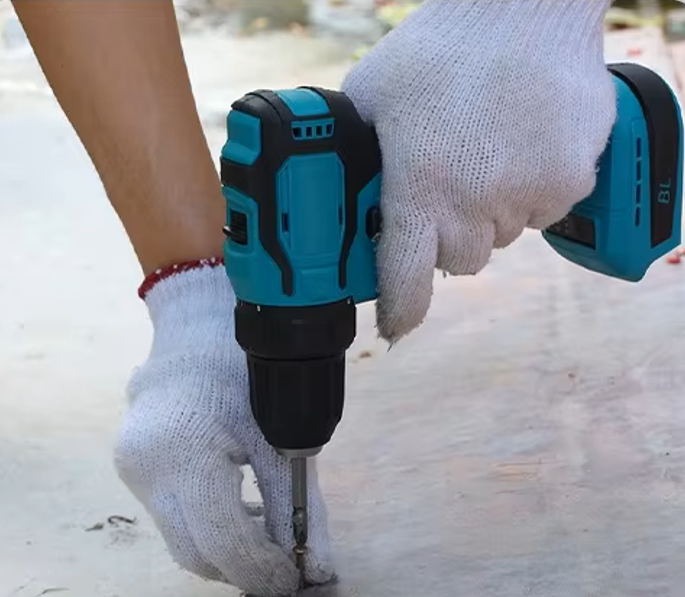 Electric drill is tightening screws